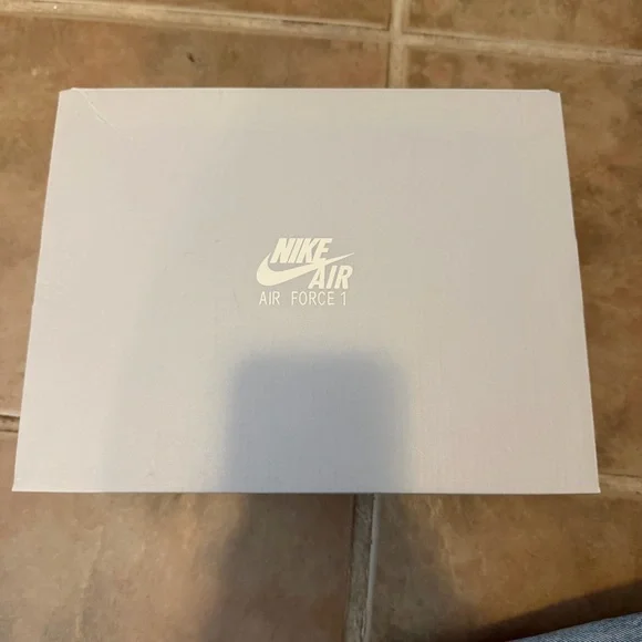 NEW IN BOX Nike Air Force 1 (GS) - White / Wolf Grey - Picture 6 of 6